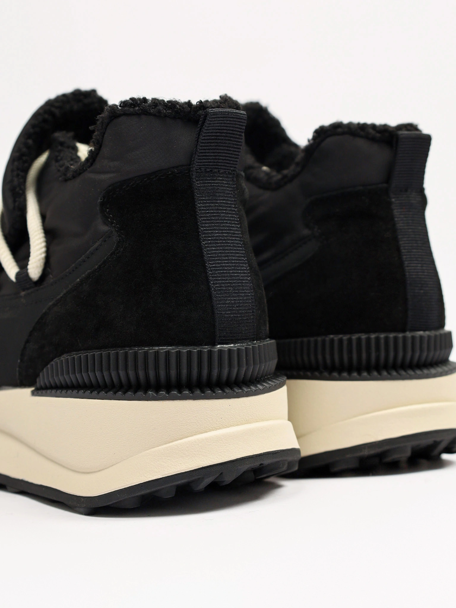 Ботинки комбинированные черного цвета на контрастной средней подошве